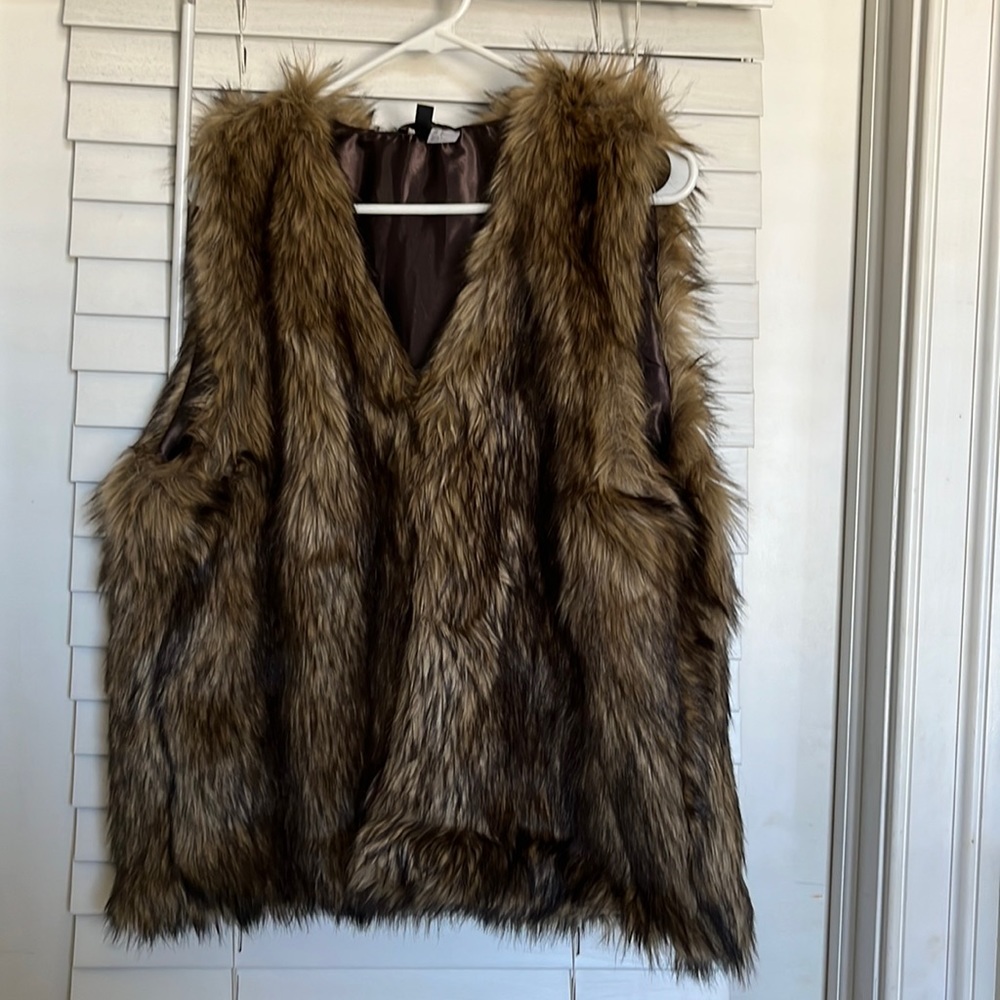 H&M women’s faux fur open cardigan vest with pockets!